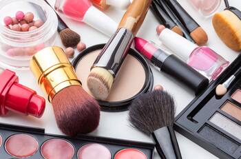 Gigantesca empresa internacional de maquillaje presente en Chile despide a 1.100 empleados