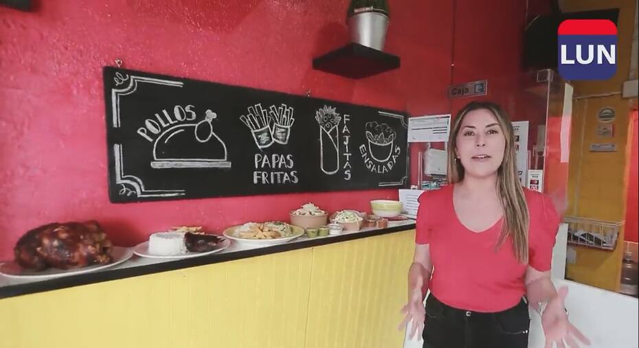Paulina Padilla mostrando su local al equipo del LUN