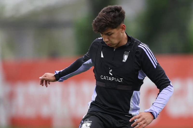 El nieto de Carlos Caszely tuvo su primer entrenamiento con el primer equipo de Colo Colo. Foto: Colo Colo Oficial.