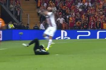 ¿Mala leche? El feo pisotón en la cara de Icardi a Muslera en Champions