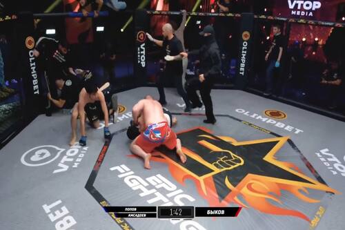 VIDEO | Luchador de MMA estaba recibiendo histórica paliza hasta que lo defendió su entrenador y esto pasó