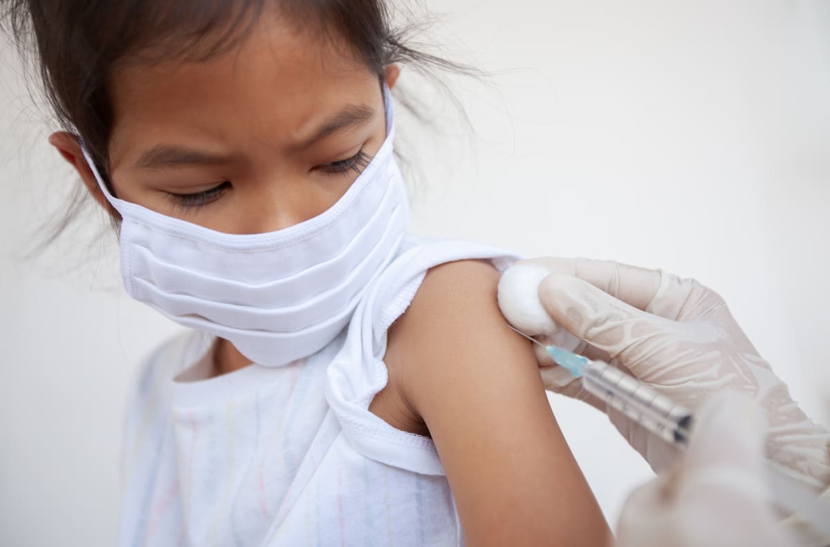 Por primera vez: prueban vacuna contra COVID-19 de AstraZeneca en niños de 6 años