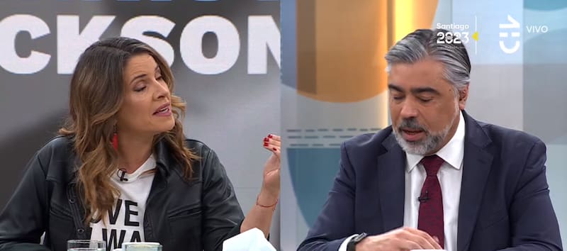 Después de aguantar constantes interrupciones y un ataque a su calidad de periodista, Montserrat Álvarez detuvo una discusión política para encarar a la persona en cuestión.