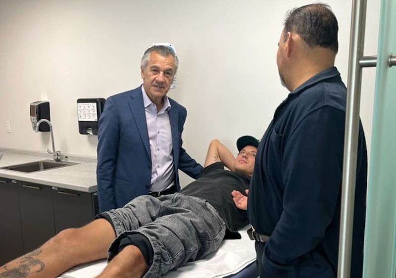 El central en uno de sus últimos controles por la rotura de ligamentos cruzados.