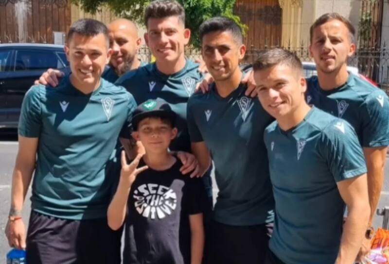 Jugadores de Santiago Wanderers salieron a terreno a ayudar a los damnificados por los incendios en la Quinta Región.