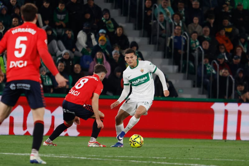 El zurdo chileno podría sumar su cuarto partido consecutivo como titular en el Elche. Foto: Agencia EFE