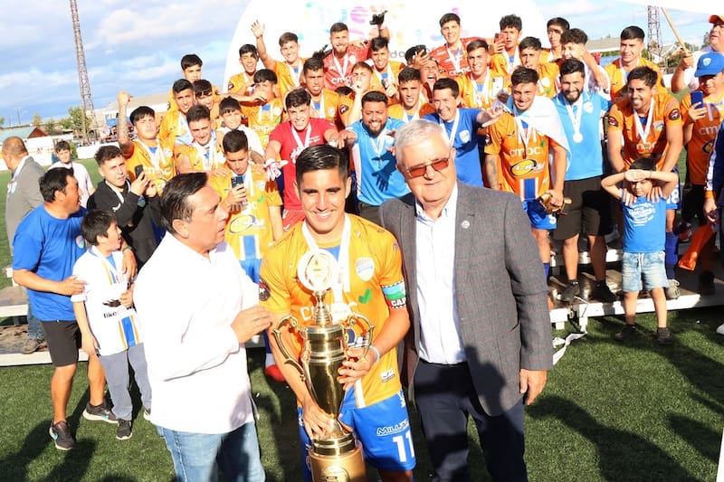 El delantero de Imperial Unido recibe la copa de Tercera División B