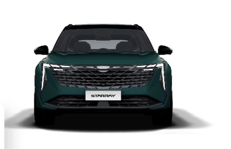 La modelo tiene un Geely.