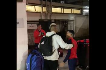 En Cerro Porteño se volvieron locos con Arturo Vidal y le pidieron fotos: aquí está el registro