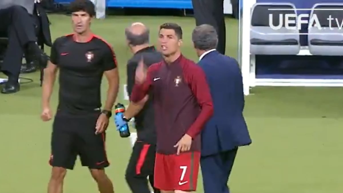 Cristiano Ronaldo dando instrucciones a sus compañeros de la Selección de Portugal.