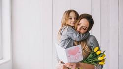 Se viene el Día de la Madre 2025: 5 regalos para sorprender y dejar feliz a tu mamá