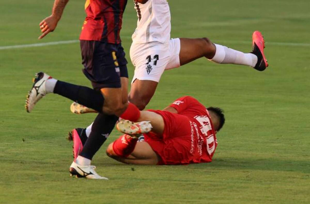 Gonzalo Collao volvió a ser titular en un nuevo triunfo del Extremadura