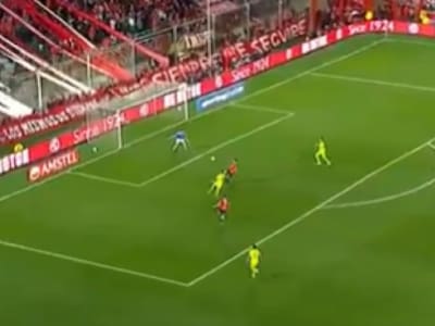 VIDEO | El VAR lo tuvo que revisar: la desconcentración de la U que terminó en gol de Independiente