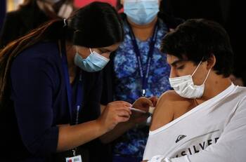 Paris golpea la mesa y refuta crítica de Italia sobre vacunación con Sinovac en Chile