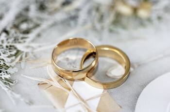 ¿Cuánto dinero puedes recibir por cumplir 25 y 50 años de casados?