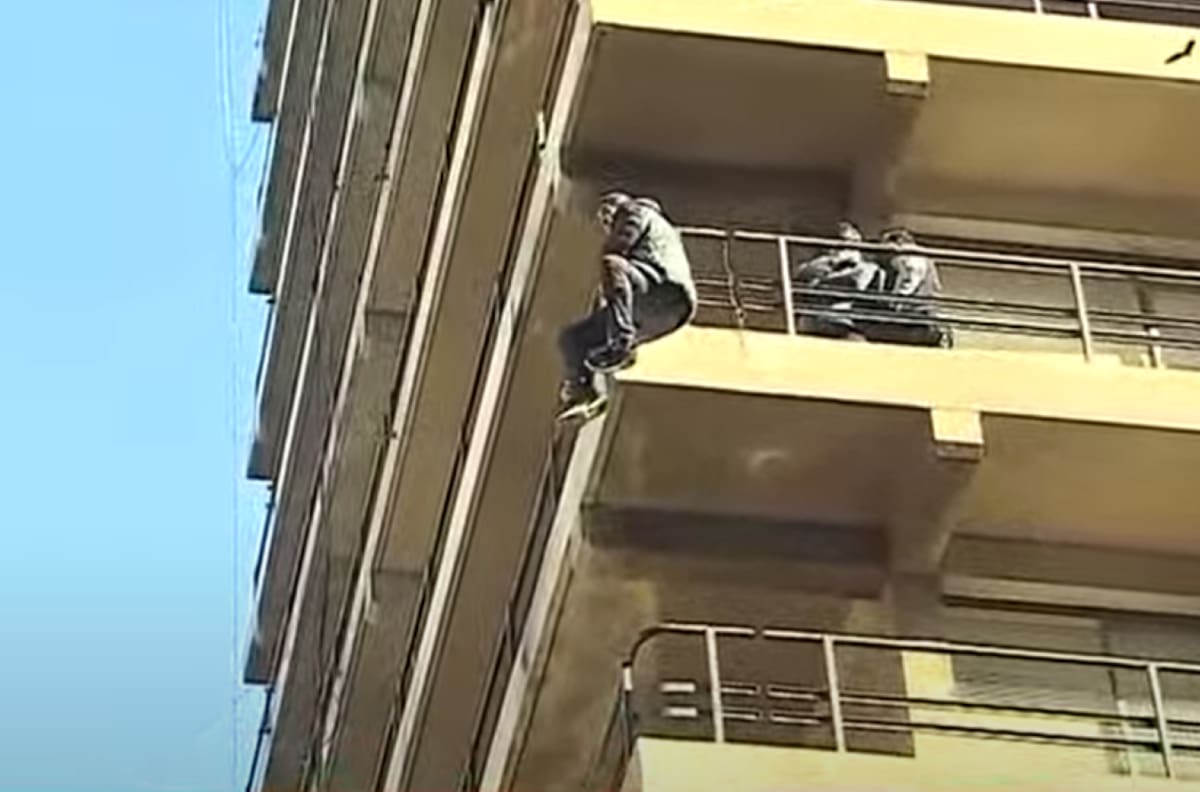 Rescatan a hombre que protestaba colgando de un balcón frente a Municipalidad de Santiago