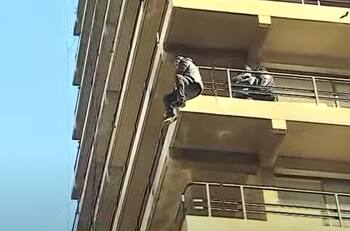 Rescatan a hombre que protestaba colgando de un balcón frente a Municipalidad de Santiago