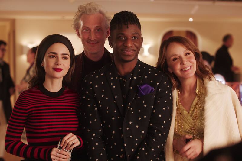 “Emily en París” es portaognizado por: Lily Collins es Emily, Bruno Gouery es Luc, Samuel Arnold es Julien, Philippine Leroy-Beaulieu es Sylvie Grateau en “Emily en París”