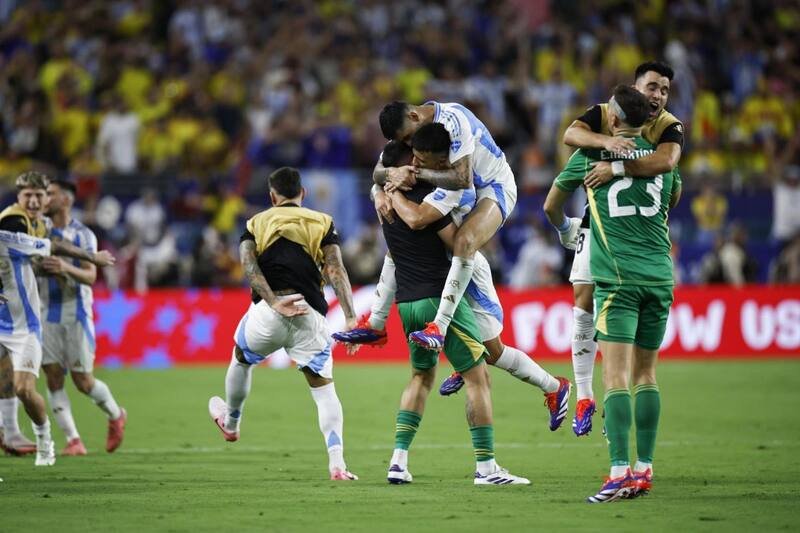 festeja la Copa América, pero en Francia están muy molestos por los cánticos racistas de los jugadores albicelestes. Foto: EFE.