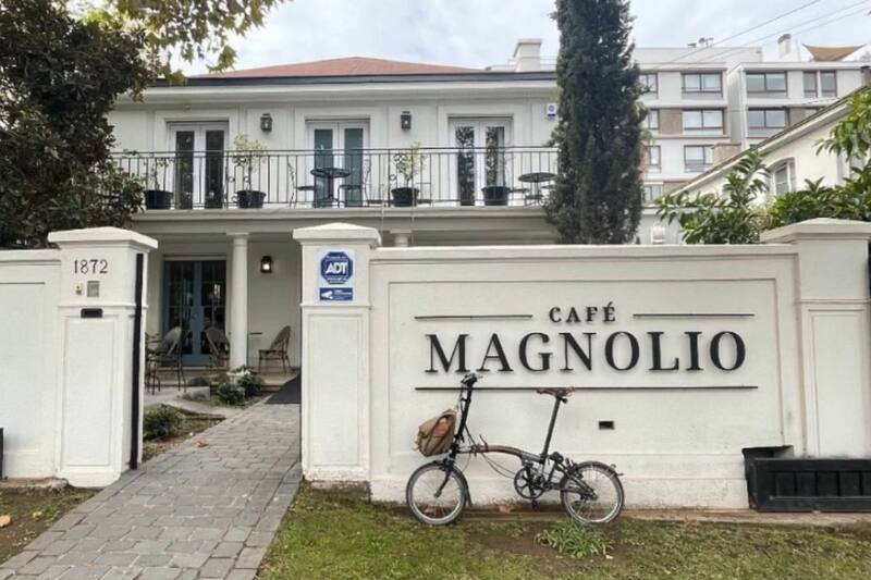Está ubicado en Providencia, y atiende de lunes a domingo.
Foto: Instagram @cafemagnolio.cl.