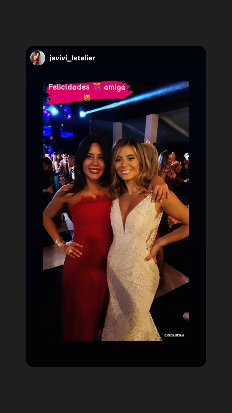 Verónica Bianchi junto a una de sus invitadas de su matrimonio