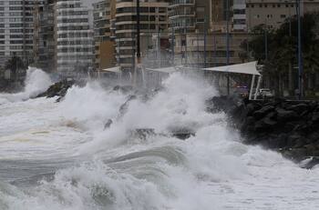 ¡Atención veraneantes!: Alertan por marejadas con olas de 4 metros entre Arica y Aysén