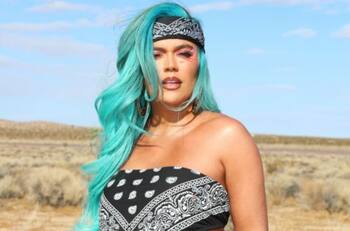 Con un deslumbrante vestido brillante con transparencia: Karol G sorprendió y ganó premio Billboard a "Mejor artista latina del año"