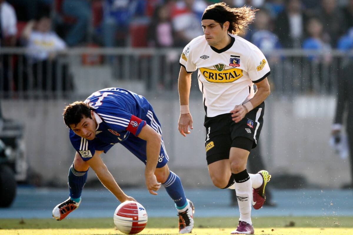 FUTBOL, UNIVERSIDAD DE CHILE VS COLO COLO
DECIMO CUARTA FECHA, CAMPEONATO DE APERTURA 2011
EL JUGADOR DE COLO COLO MIRALLES, IZQUIERDA DERECHA CENTRO, DISPUTA EL BALON CON ROJAS DE UNIVERSIDAD DE CHILE DURANTE EL PARTIDO DE PRIMERA DIVISION DISPUTADO EN EL ESTADIO NACIONAL.
30/04/2011
SANTIAGO, CHILE
ANDRES PINA/PHOTOSPORT
SOCCER, UNIVERSIDAD DE CHILE VS COLO COLO
14TH DATE, APERTURE CHAMPIONSHIP 2011
COLO COLO'S XXXXXXX, LEFT RIGHT CENTER, BATTLES FOR THE BALL AGAINST UNIVERSIDAD DE CHILE'S XXXXXX DURING THEIR FIRST DIVISION SOCCER MATCH AT NATIONAL STADIUM IN SANTIAGO, CHILE.
30/04/2011
ANDRES PINA/PHOTOSPORT