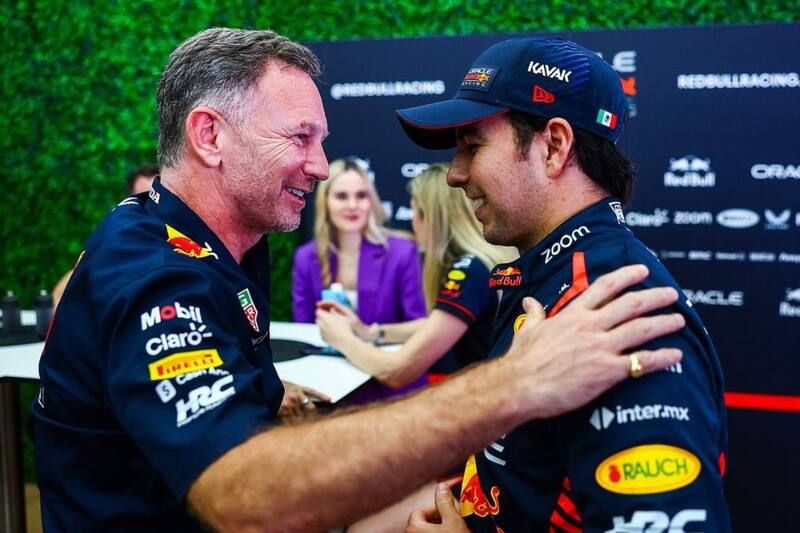 Christian Horner y Checo PérezTwitter)