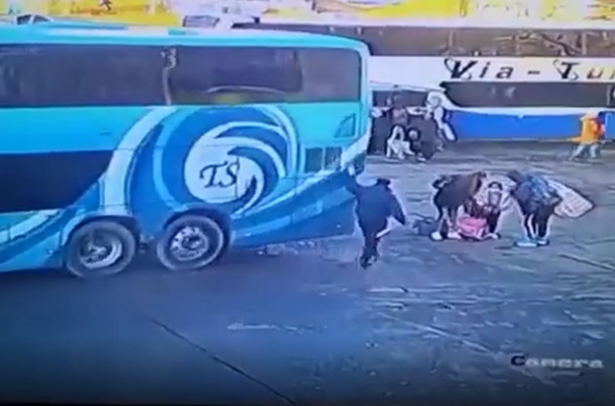 VIDEO | Casi terminó en tragedia: Madre e hija quedan abajo de bus en el terminal de Santiago