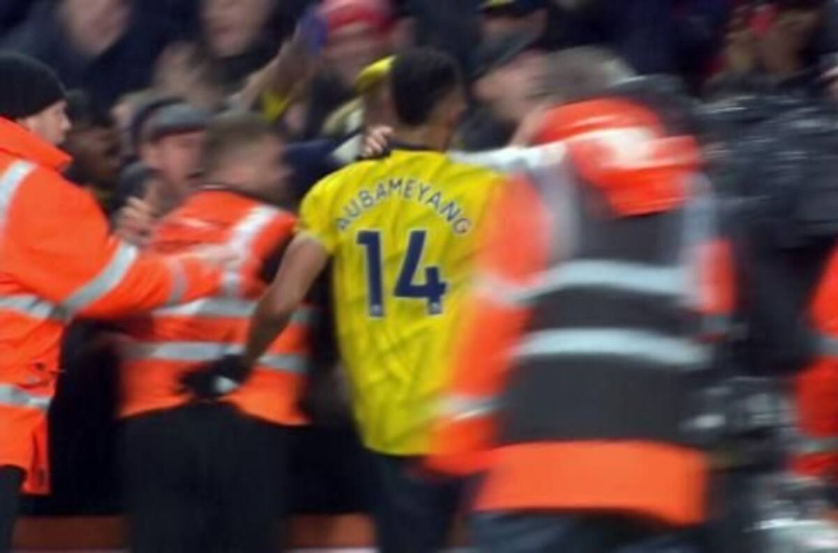 Eufórico festejo con los hinchas de Aubameyang en el empate del Arsenal