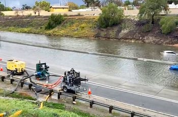 VIDEO | Sacan agua de vías totalmente inundadas en California desviándola hacia otras calles
