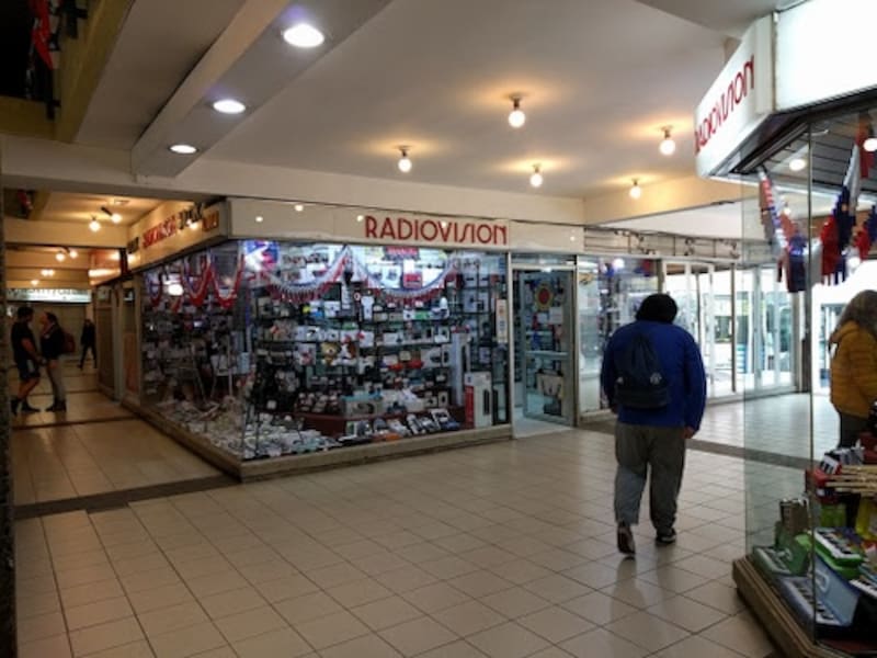 La tienda Radiovisión comenzó a funcionar en 1965 y ahora podría cerrar tras ser puesta en venta. Solo quedan tres locales activos de los 13 que existieron.