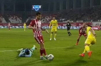 VIDEO | Fair Play total: delantero falla un gol a propósito al percatarse que el arquero rival estaba lesionado