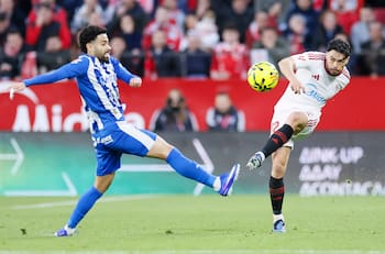 Prensa española barre con Gabriel Suazo tras empate del Sevilla: “La Liga se le está haciendo grande”