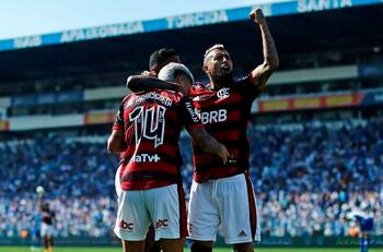 Arturo Vidal debutó oficialmente y fue protagonista del segundo gol en la victoria del "Mengao"