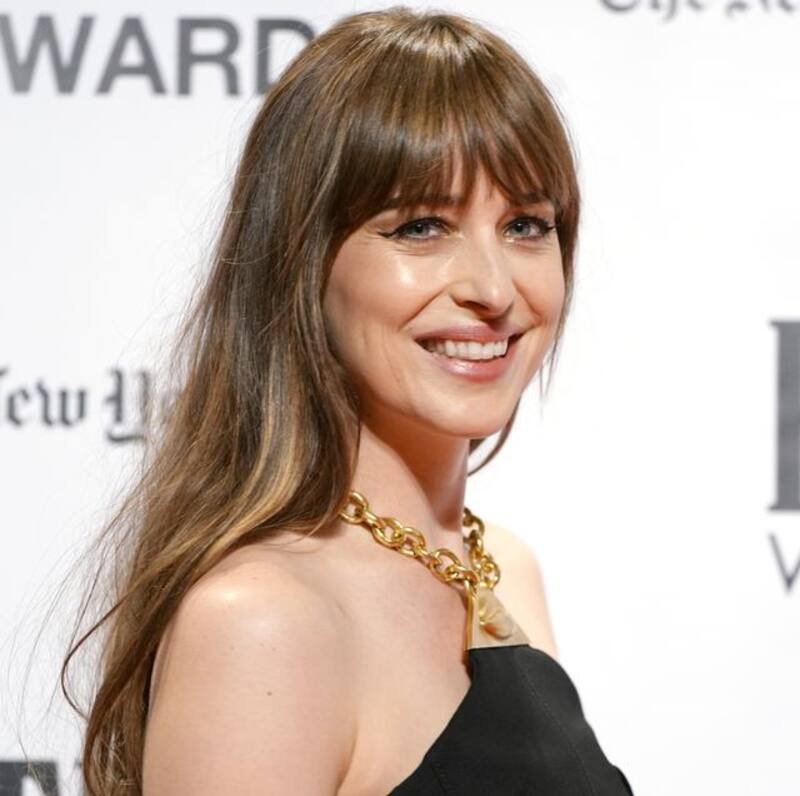 Dakota Johnson reveló estar feliz por ser la madrastra de los hijos de Chris Martin y Gwyneth Paltrow.