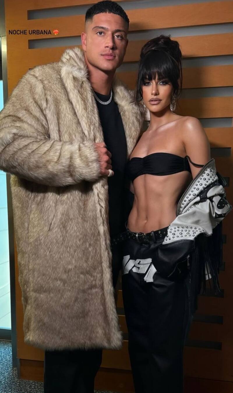 La pareja se lució con sus looks urbanos.