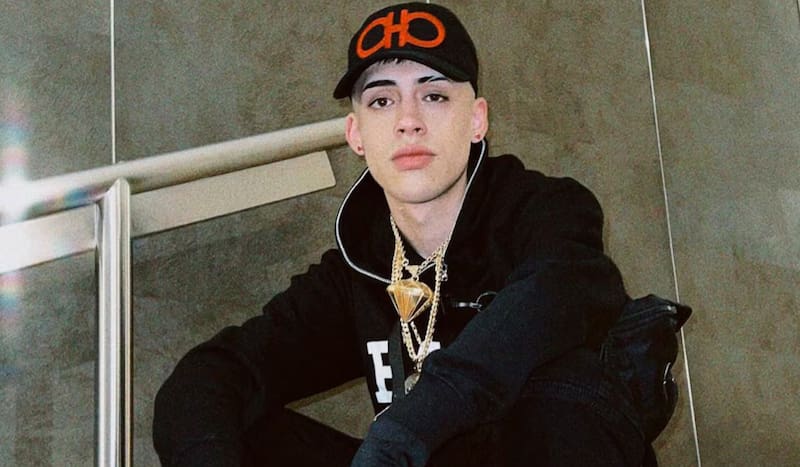 volvió con su polola en medio de acusaciones de su ex por paternidad.