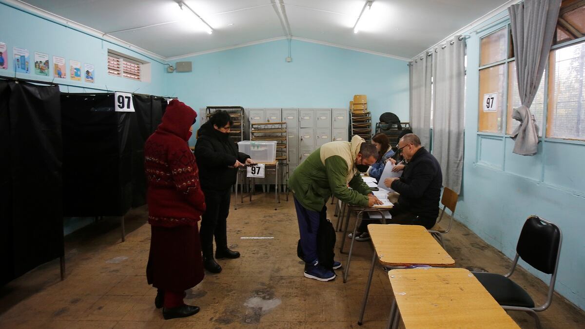 Personas votando en Chile