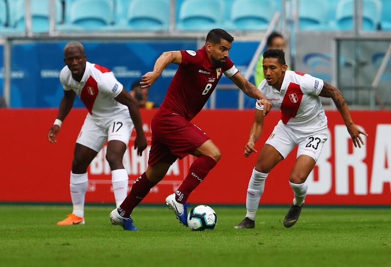 Futbol, Peru vs Venezuela
Copa America 2019
El jugador de Venezuela Tomas Rincon disputa el balon contra la defensa de Christofer Gonzales Peru, durante el partido del grupo A, disputado en el estadio Arena do Grêmio, Brasil.
15/06/2019
Daniel Apuy/El Comercio/Photosport
Football, Peru vs Venezuela
Venezuela player Tomas Rincon battles for the ball against defense Christofer Gonzales of Peru, during the group A match, during Copa America 2019 at Arena do Grêmio, stadium in Brasil.
Daniel Apuy/El Comercio/Photosport