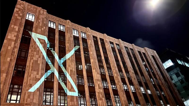La X fue proyectada también en el edificio de la sede de lo que todavía es Twitter en San Francisco.