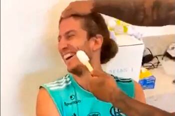 ¿Nuevo médico? Filipe Luis sufrió siendo atendido por Gabigol