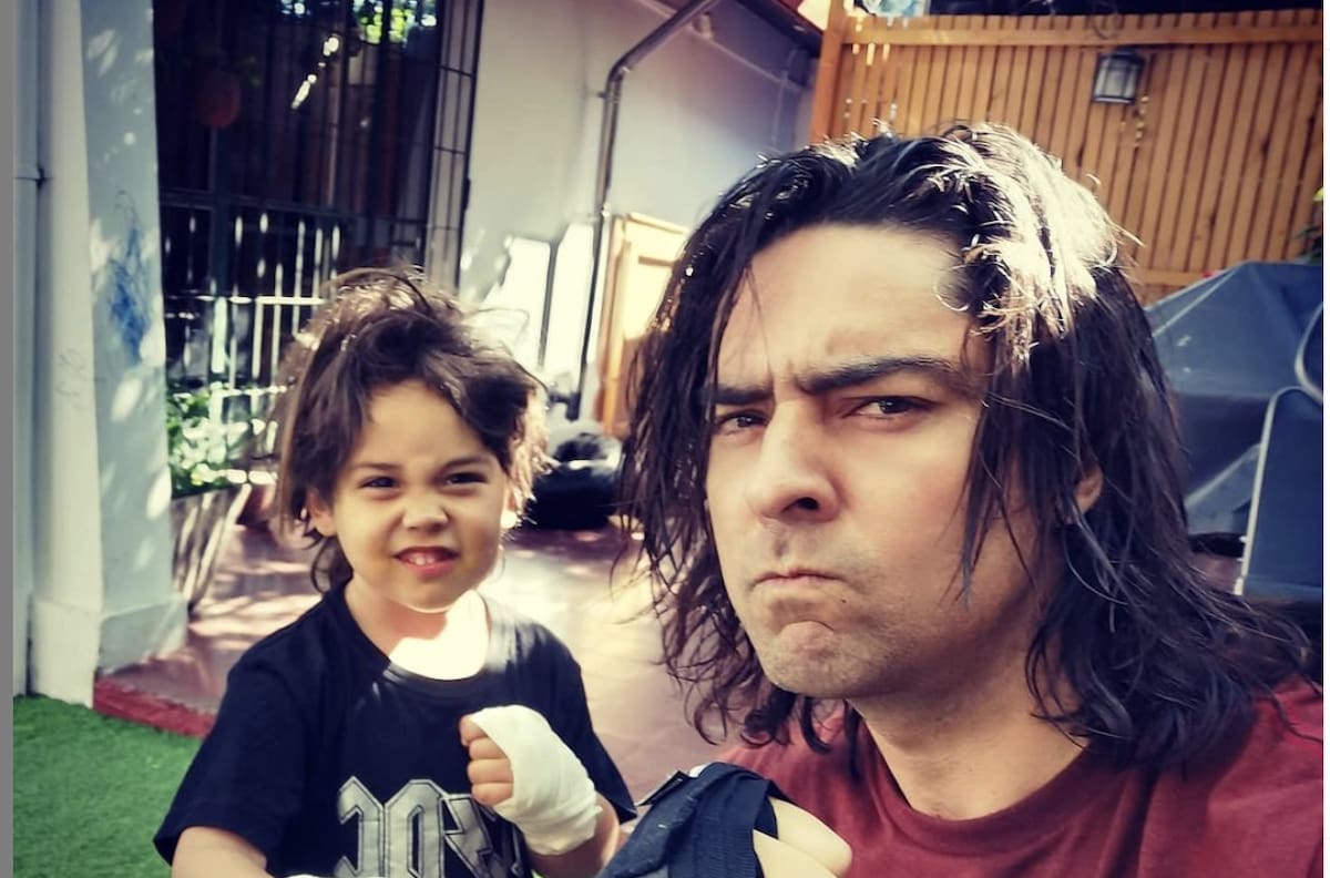 El orgullo de Cristián Riquelme: Fue sorprendido por su hijo, Borja, quien reprodujo solito canción de AC/DC en el auto