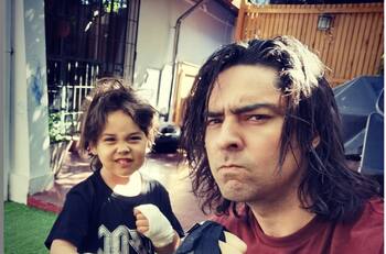 El orgullo de Cristián Riquelme: Fue sorprendido por su hijo, Borja, quien reprodujo solito canción de AC/DC en el auto