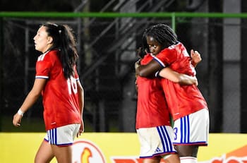La Roja vence a Paraguay en el diluvio de Ypané, gracias a un cabezazo de Mary Valencia
