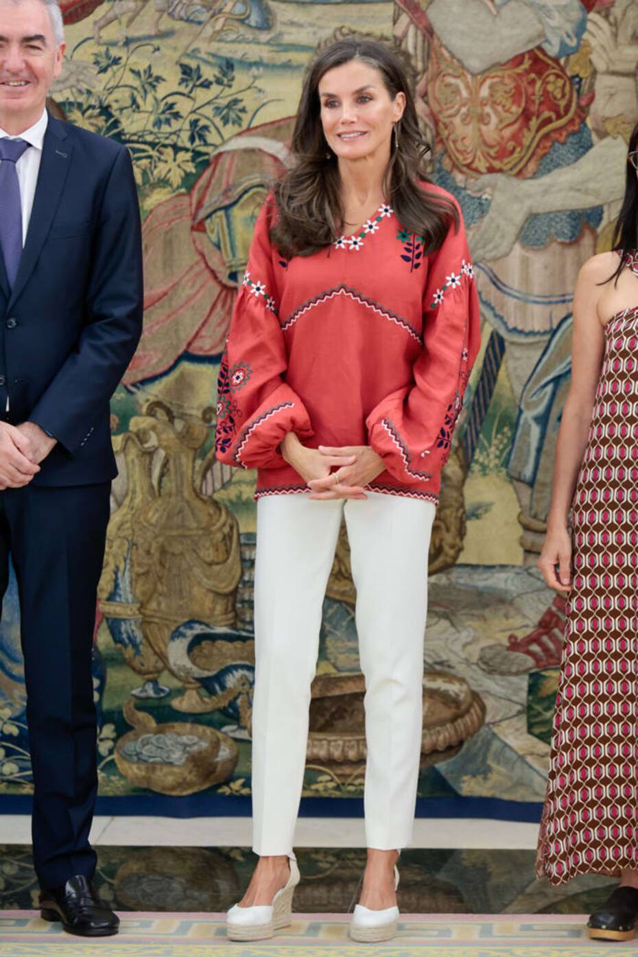La monarca lució un estilismo relajado y juvenil para comenzar la semana.
