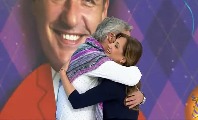 José Luis Repenning y Priscilla Vargas sellaron el momento con un abrazo. Créditos: Pantallazo Canal 13