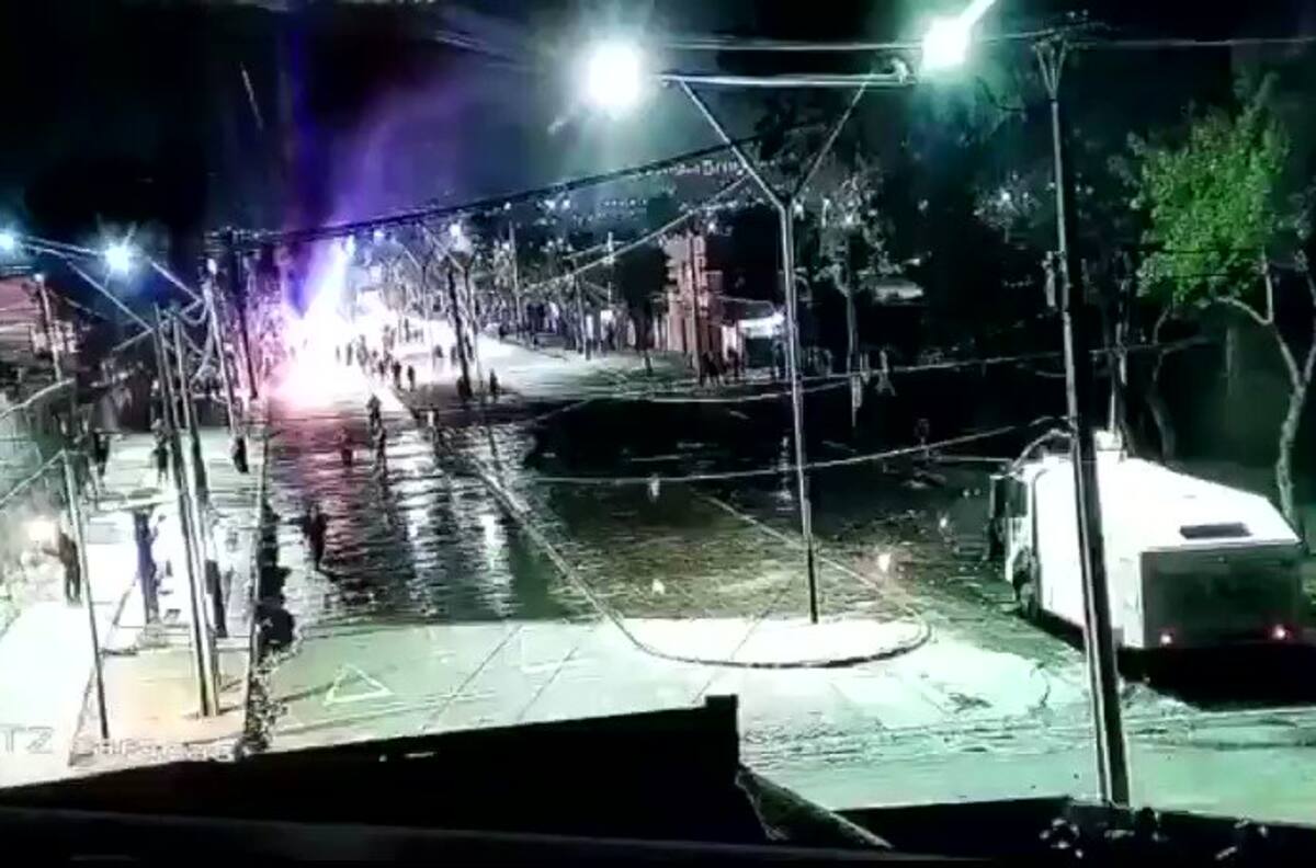 Carabinero quedó con graves lesiones tras ser impactado con bomba molotov en Peñalolén