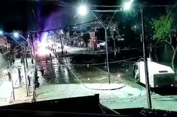 Carabinero quedó con graves lesiones tras ser impactado con bomba molotov en Peñalolén